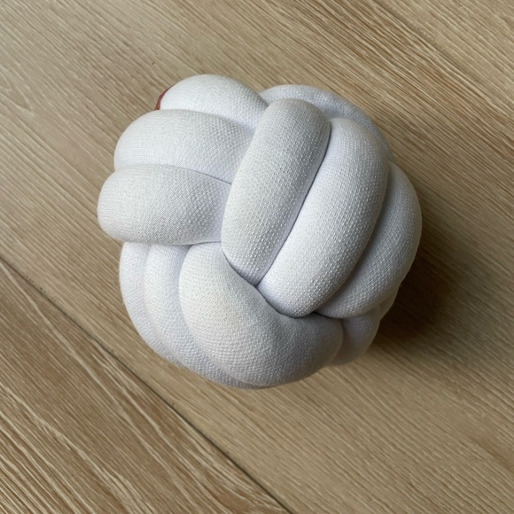 Juju & Jake knotted pillow ball toy in sz small - Picture 2 of 4